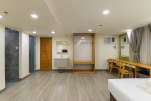 Rianne Hotel and Suites
