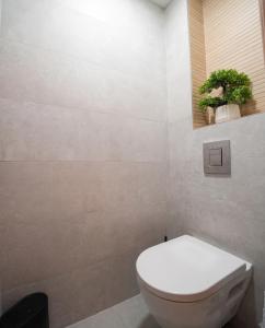 Spacious 2BR Metro, South Park & Park Center
