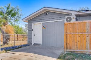 Gateway to Downtown Harlingen! Quaint Unit