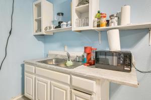 Gateway to Downtown Harlingen! Quaint Unit