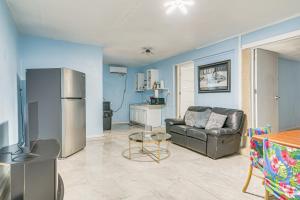 Gateway to Downtown Harlingen! Quaint Unit