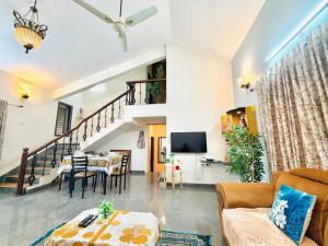 The Palm Villa - 4 Bhk ll Pvt pool ll Big garden ll Ac rooms ll WiFi ll Tv