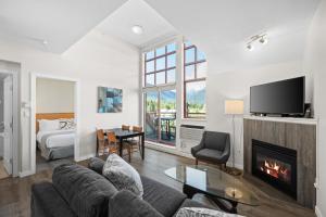 Alpenglow Lodge Junior Penthouse by MVA