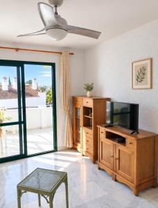 Pool-View Apartment with Terrace & Lift in Pueblo del Parque