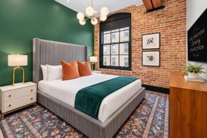 Downtown Hotel Suite Rooftop Pool Game Room Gym