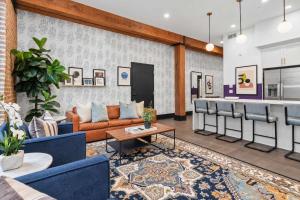 Downtown Hotel Suite Rooftop Pool Game Room Gym