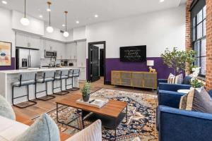 Downtown Hotel Suite Rooftop Pool Game Room Gym