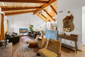 Babe Cave - Fireplace, Deck, Fenced Yard