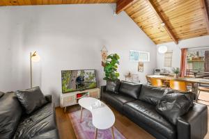 Babe Cave - Fireplace, Deck, Fenced Yard