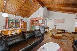 Babe Cave - Fireplace, Deck, Fenced Yard