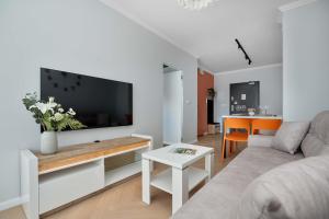 Cozy Apartment with Parking & Balcony by Noclegi Renters