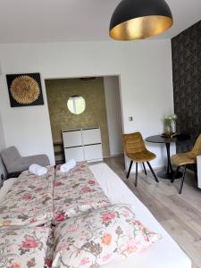 GOLDEN APARTMENT - near Central Train Station