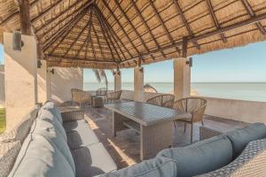 Cuzamil, gran casa frente al mar