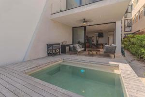 Uac-aal, Frente al mar con piscina
