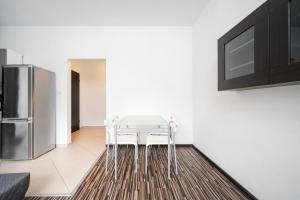 Stawy Jana Standard Apartment by BookingHost