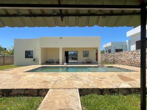 Villa Modern 3BR, Private Pool & AC in Galu