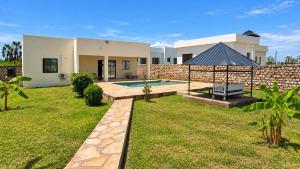 Villa Modern 3BR, Private Pool & AC in Galu
