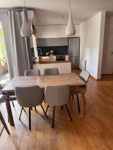 76 m Apt, Garage, 2 Beds, AC, Koneser