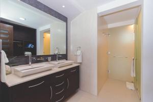 3BR Resort Condo - Corasol - Direct Beach Access