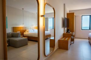 Costa Elegante Hotel & Suites