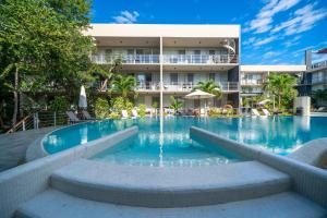 Bamoa 310 - 2BR Condo with Rooftop Pool & Gym