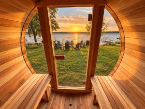 New! Custom Big McDonald Lake Cabin W Pickle Ball