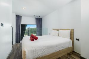 Duplex with Balcony Pool and Nature Views in Nai Harn - UTL A310