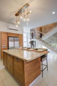 Stylish Villa. Walk to Beach, Dining & Fun