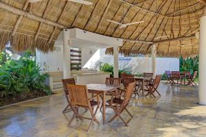 Stylish Villa. Walk to Beach, Dining & Fun