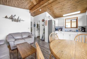 Cozy Cottage by the Lakeshore #4