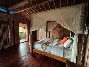 Tropical Wooden Villa Ubud with Private Pool