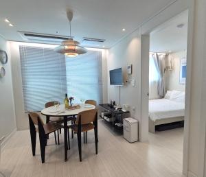 Stay in Seoul, 3 min to Seoul Station, New Apt, 3 Air Conditioners, Elevator, Rooftop, Quiet & Cozy