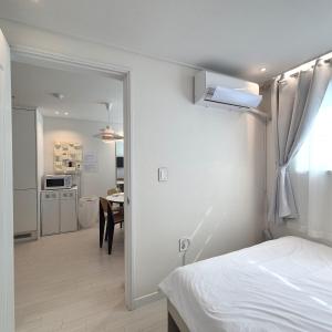 Stay in Seoul, 3 min to Seoul Station, New Apt, 3 Air Conditioners, Elevator, Rooftop, Quiet & Cozy