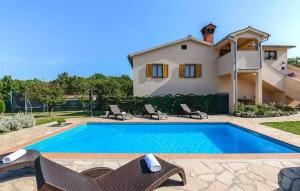 Nice Apartment In Tinjan With Private Swimming Pool, Can Be Inside Or Outside
