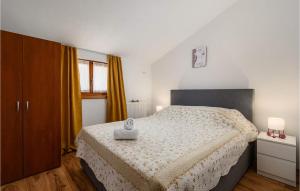 Nice Apartment In Tinjan With Private Swimming Pool, Can Be Inside Or Outside