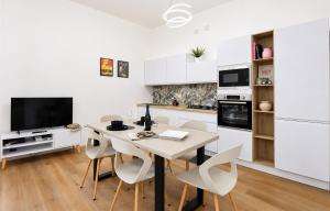 Carlottas Place -- 10 Min Bus to Venice, Secured Free Parking