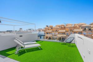 Penthouse with Roof Terrace & Salt Lake View