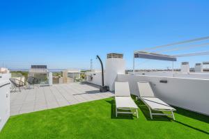 Penthouse with Roof Terrace & Salt Lake View