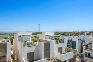 Penthouse with Roof Terrace & Salt Lake View