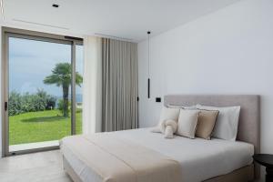 Villa Guindaste I by an island apart