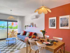 2-bedroom apartment with pool and parking in Olhão