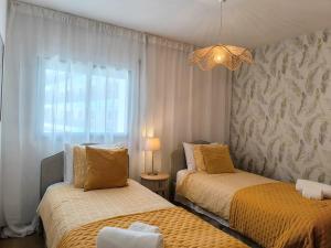 2-bedroom apartment with pool and parking in Olhão