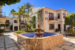 Bohemian-style flat with swimming pools near the beach