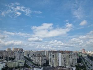Панорамний Краєвид на Озеро Позняки Жк Лебединий