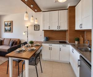 1-Bedroom Apartment 5 Min Walk to Gondola