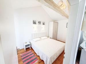 Apartment LacoDeLama mini resort - Wohnung Pina mit Pool by Interhome
