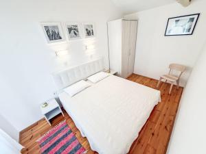 Apartment LacoDeLama mini resort - Wohnung Pina mit Pool by Interhome