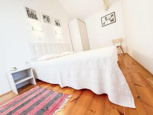 Apartment LacoDeLama mini resort - Wohnung Pina mit Pool by Interhome