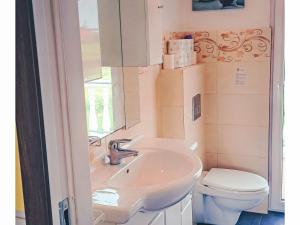 Holiday Home Freistehendes Ferienhaus Orange für 10 Personen by Interhome