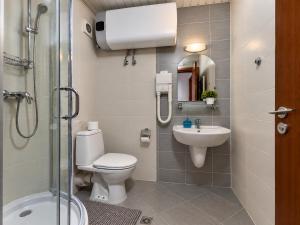 1-Bedroom Apartment 5 Min Walk to Gondola